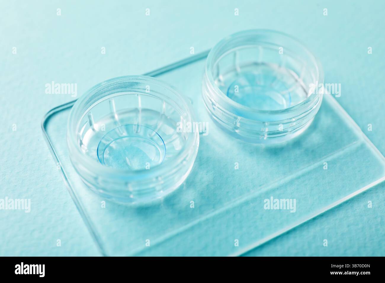 Lenti a contatto in caso di sfondo turchese chiaro, primo piano Foto Stock
