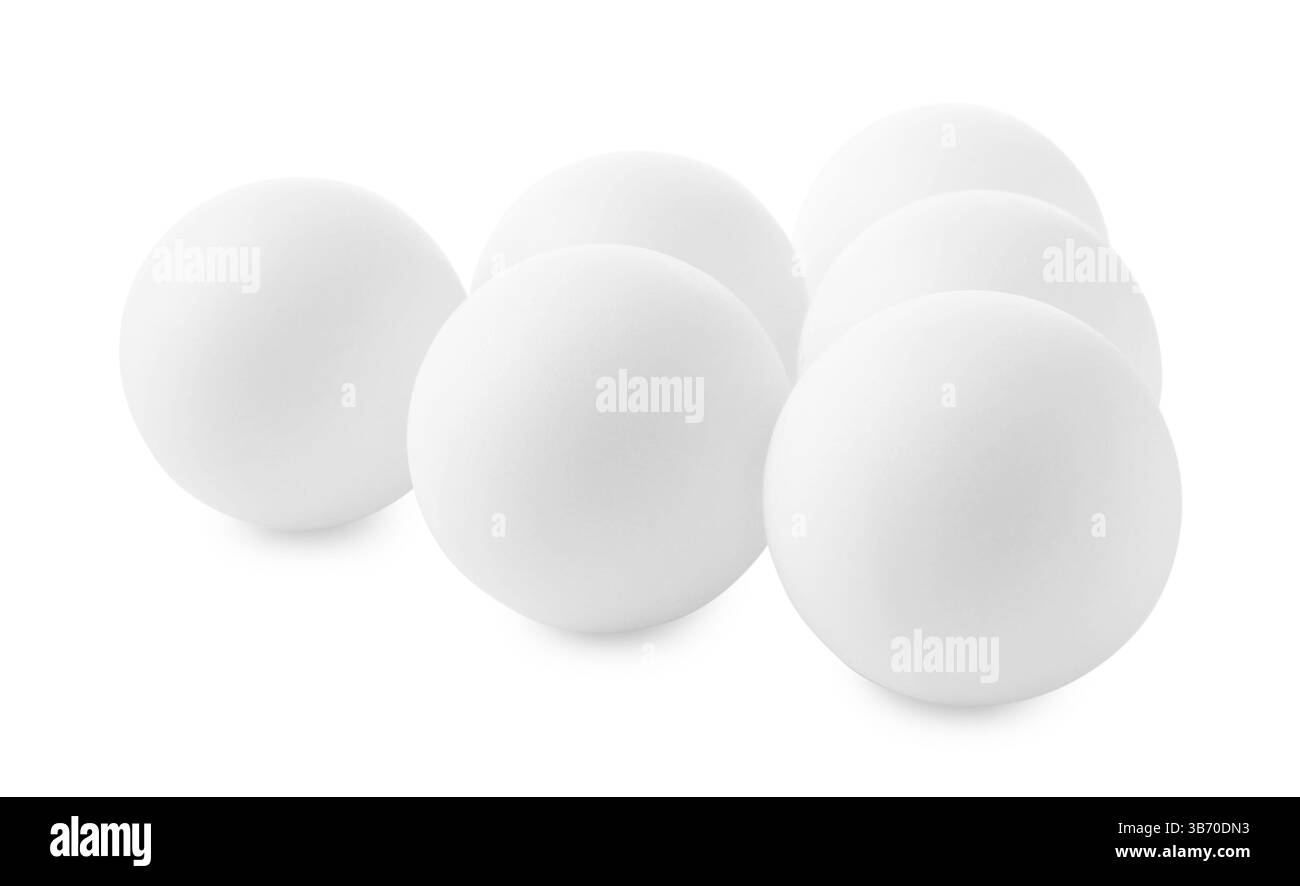 Molte palle da ping pong isolate su bianco Foto Stock