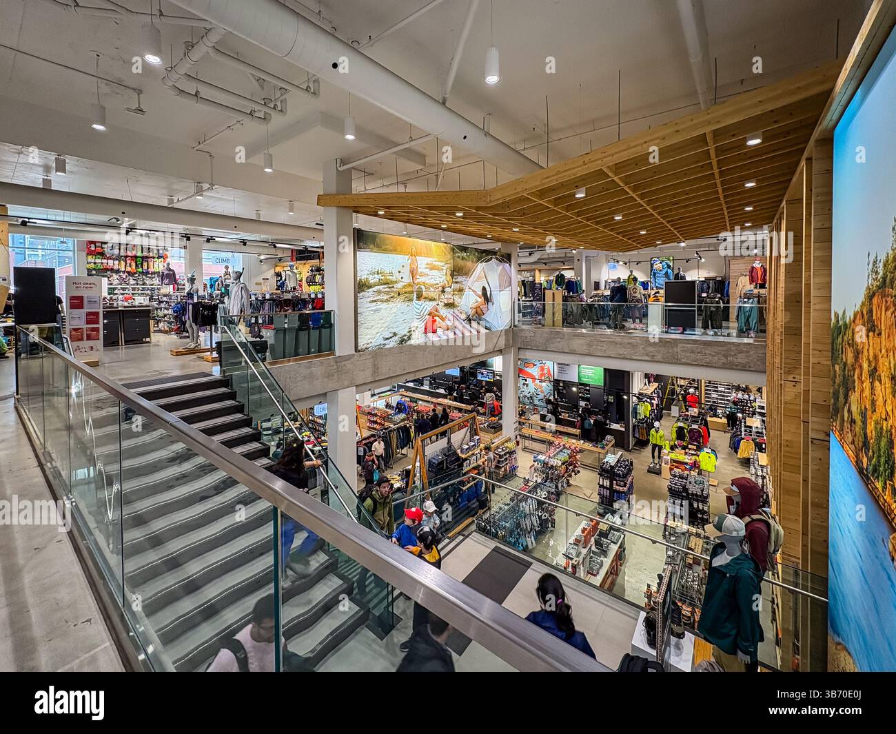 All'interno del negozio MEC di Toronto, Canada. Vista degli spaziosi interni a più piani del punto vendita con negozi e vetrine di merchandising. Foto Stock All'interno del negozio MEC di Toronto, Canada. Vista degli spaziosi interni a più piani del punto vendita con negozi e vetrine di merchandising. Foto Stock