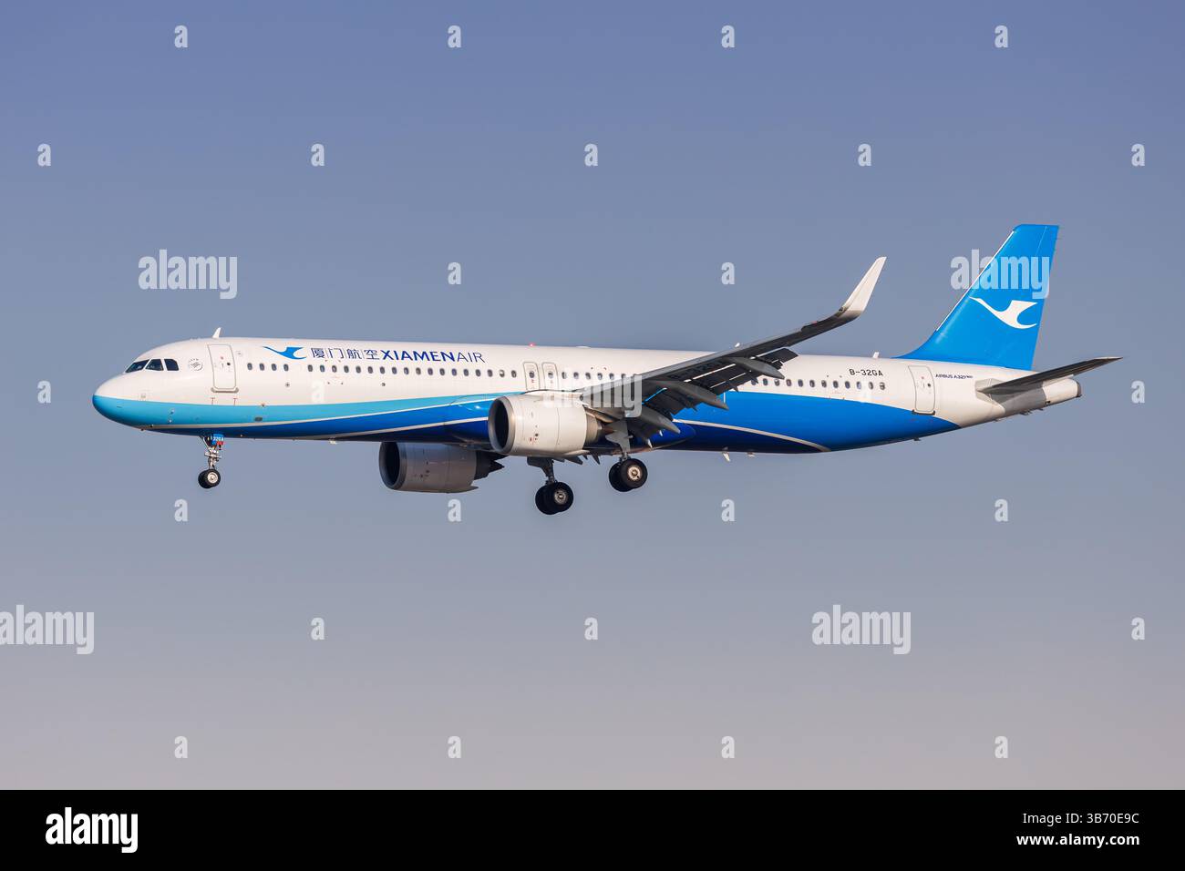 Shanghai, Cina - 9 aprile 2024: Aereo Airbus A321neo XiamenAir all'aeroporto di Hongqiao a Shanghai, Cina. Foto Stock