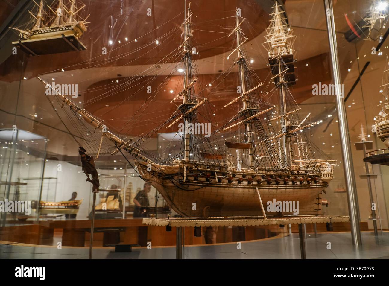 Modello di nave a vela esposto in una valigetta museale. I dettagli intricati mostrano il design e la maestria storica delle navi. Foto Stock