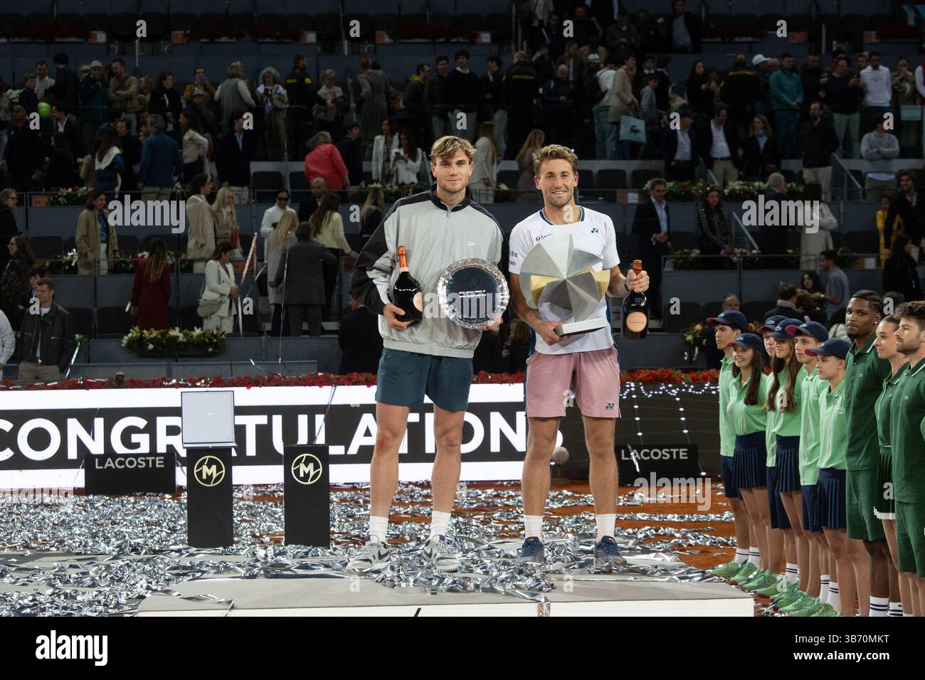 Madrid, Spagna. 4 maggio 2025. Madrid, Spagna. 3 maggio 2025. Secondo classificato, il britannico Jack Draper (L) e il norvegese Casper Ruud (R) si mettono in posa per una foto con i loro trofei dopo la finale maschile del mutua Madrid Open 2025, tenutasi a la Caja Mágica. Crediti: D. Canales Carvajal/Alamy Live News Foto Stock