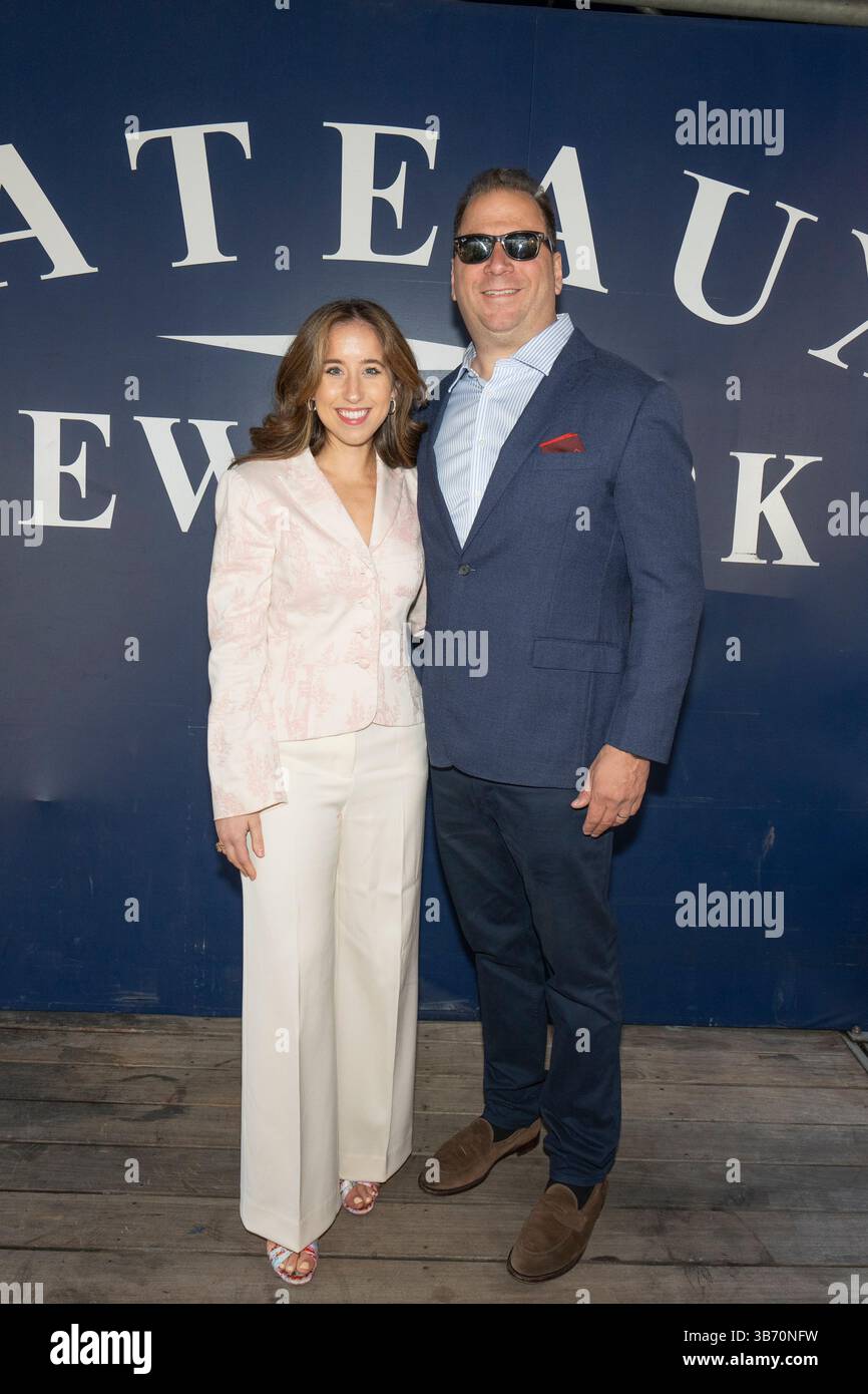 Catherine Broadbent e Peter pizzino partecipano alla cena di beneficenza Lifeline New York con sua altezza reale la Principessa Katherine di Serbia a bordo dei Bateaux New York a New York, NY il 1 maggio 2025. (Foto di David Warren /Sipa? USA) credito: SIPA USA/Alamy Live News Foto Stock
