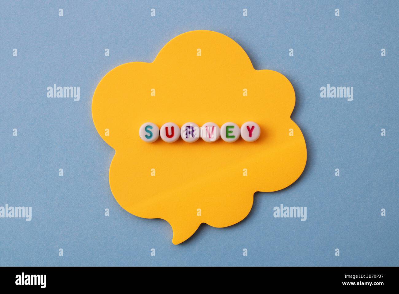 Bolla vocale con la parola "Survey", perline circolari bianche con lettere colorate su una nota adesiva Foto Stock