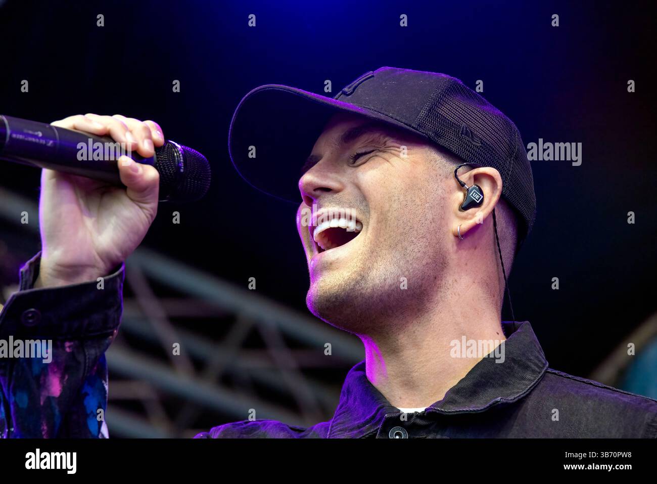 Preston Park, Brighton, City of Brighton & Hove, East Sussex, Regno Unito. I Wanted 2,0 si esibiscono al Brighton Foodies Festival, un festival adatto alle famiglie, il Brighton Foodies 2025 Food Festival con esposizioni di cucina, degustazioni di cibi e bevande, con una varietà di bancarelle e palco musicale. Questa immagine mostra il Wanted 2,0 che si esibisce sul palco musicale alla fine del giorno 2 del festival. 4 maggio 2025 David Smith/Alamy Foto Stock