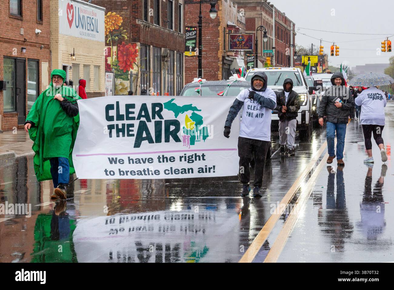 Detroit, Michigan, Stati Uniti. 4 maggio 2025. La parata annuale di Cinco de Mayo si tenne nel sud-ovest di Detroit, una comunità pesantemente messicano-americana, in un giorno di primavera piovoso. Clear the Air, un gruppo ambientalista, ha partecipato. Southwest Detroit ha una delle peggiori qualità dell'aria dello stato. Crediti: Jim West/Alamy Live News Foto Stock