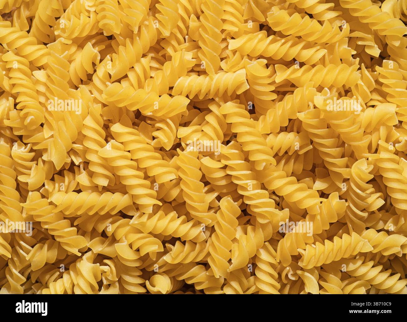 Sfondo secco di pasta all'uovo Rotini Foto Stock
