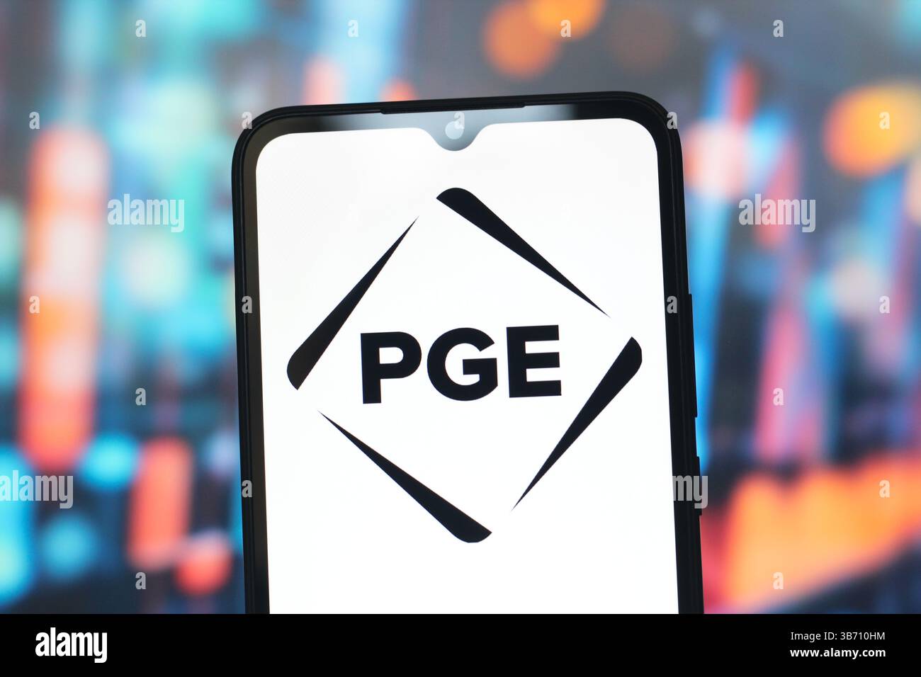 In questa immagine, il logo PGE (Portland General Electric) viene visualizzato sullo schermo di uno smartphone. Foto Stock