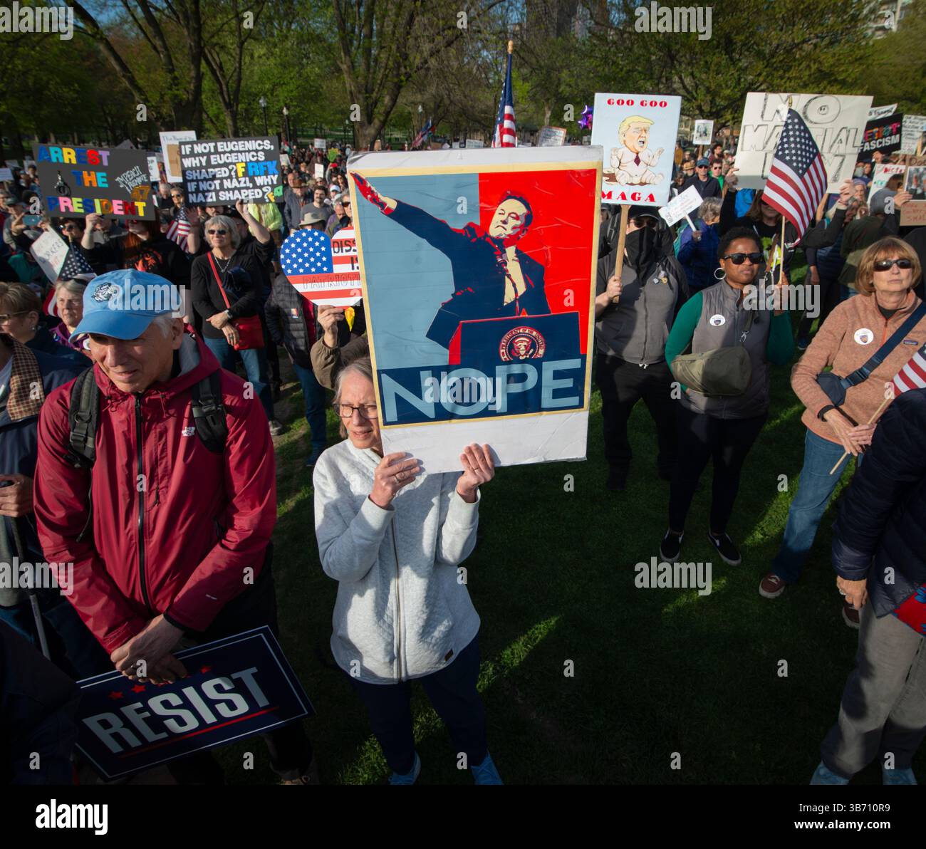 Maggio, Boston, Massachusetts, Stati Uniti. Maggio 2025. Oltre 1.000 persone si sono radunate nel centro di Boston sul Boston Common, il più antico parco cittadino degli Stati Uniti, il May Day o la giornata internazionale dei lavoratori. Il movimento del 50501 insieme ai sindacati, ai gruppi studenteschi, agli educatori e alle organizzazioni di base guidano quella che hanno definito una "giornata nazionale dell'azione" in tutti gli Stati Uniti in opposizione alle azioni del presidente degli Stati Uniti Donald Trump e di Elon Musk. Foto Stock