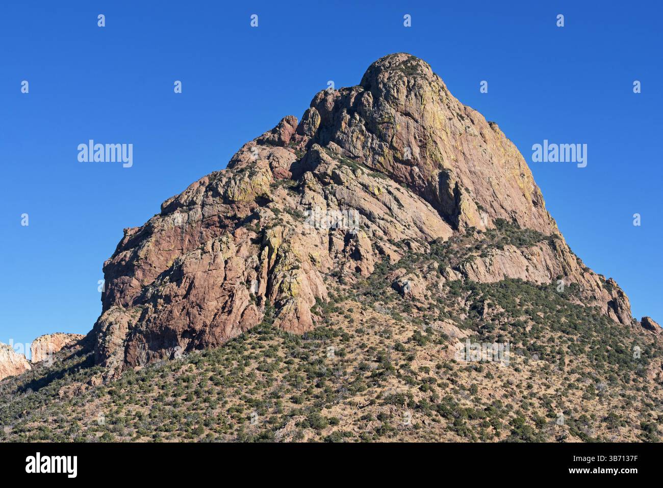 Il lato occidentale del Baboquivari Peak si innalza a 7730 metri sul livello del mare nell'Arizona meridionale Foto Stock