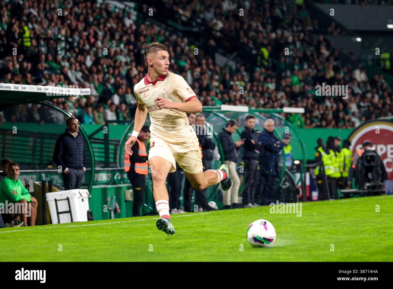 Lisbona, Portogallo. 4 maggio 2025. LISBONA (PT), 04/05/2025 - SPORTING X GIL VICENTE/LIGA PORTOGALLO - 32° ROUND LISBOA (PT), 04/05/2025 - SPORTING X GIL VICENTE/LIGA/PORTOGALLO - Sporting affronta Gil Vicente per il 32° round della Liga Portogallo 4/05/2025, alle ore 19:30 (ora UTC) allo Stadio José Alvalade di Lisbona, Portogallo. Smistamento vince 2-1 con gol di Félix Correia 26' (P) Maximiliano Araújo 81' Eduardo Quaresma 90+3' crediti: Isidro Gomes/Alamy Live News Credit: Isidro Gomes/Alamy Live News Foto Stock