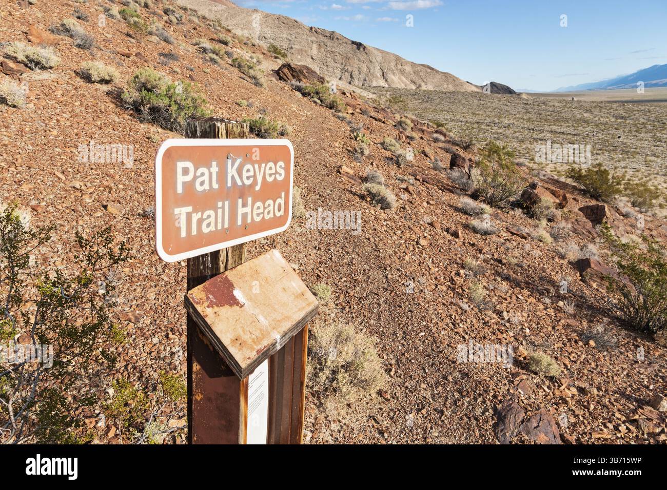 Cartello con la scritta "Pat Keyes" nella Owens Valley, California, all'inizio del sentiero "Pat Keyes Trail" nelle Inyo Mountains Foto Stock