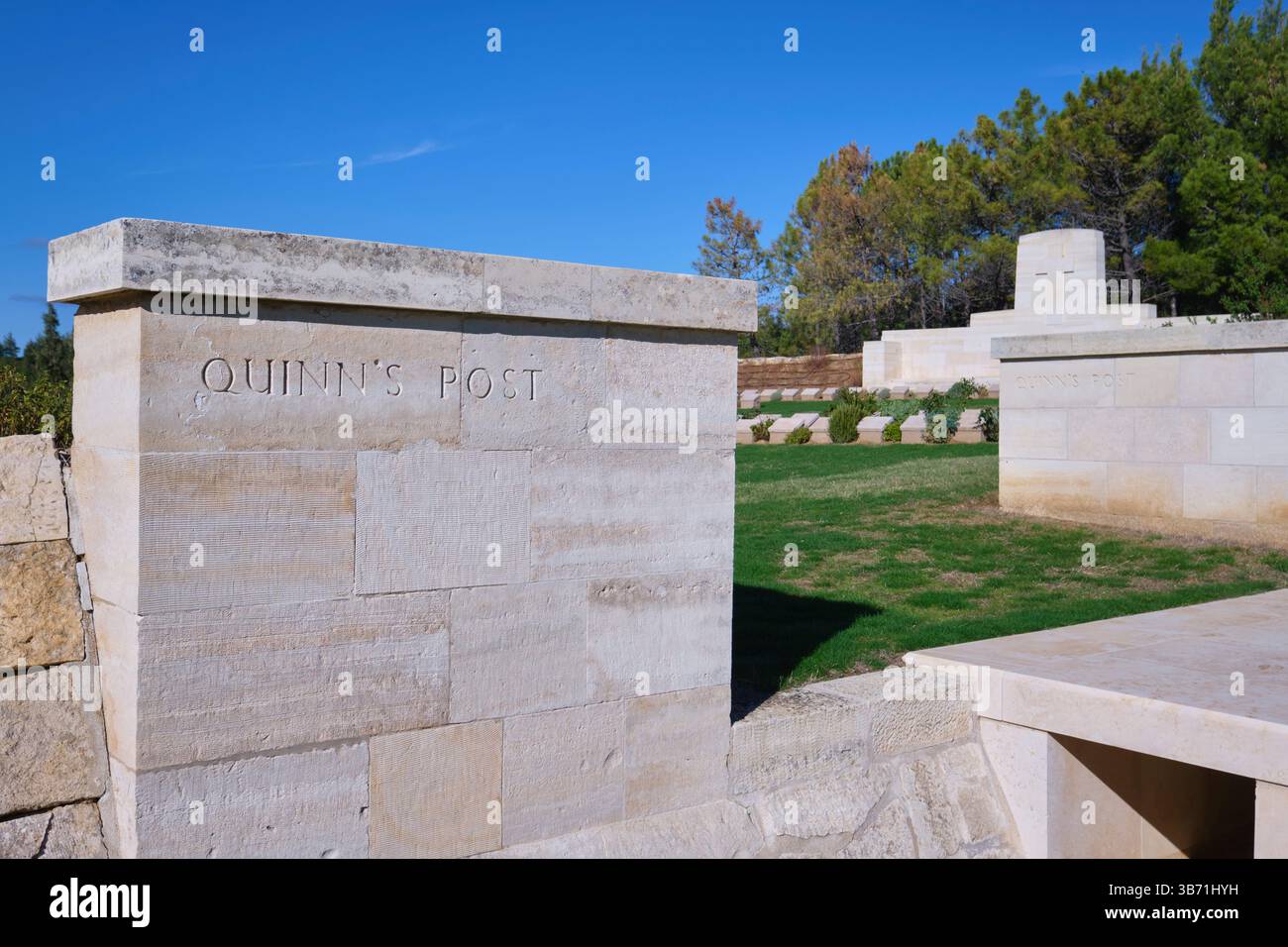 Cartello di ingresso in marmo. Al cimitero della Commonwealth War Graves Commission, Courtneys and Steel Post, Quinn's Post, Gallipoli, Turchia. Foto Stock