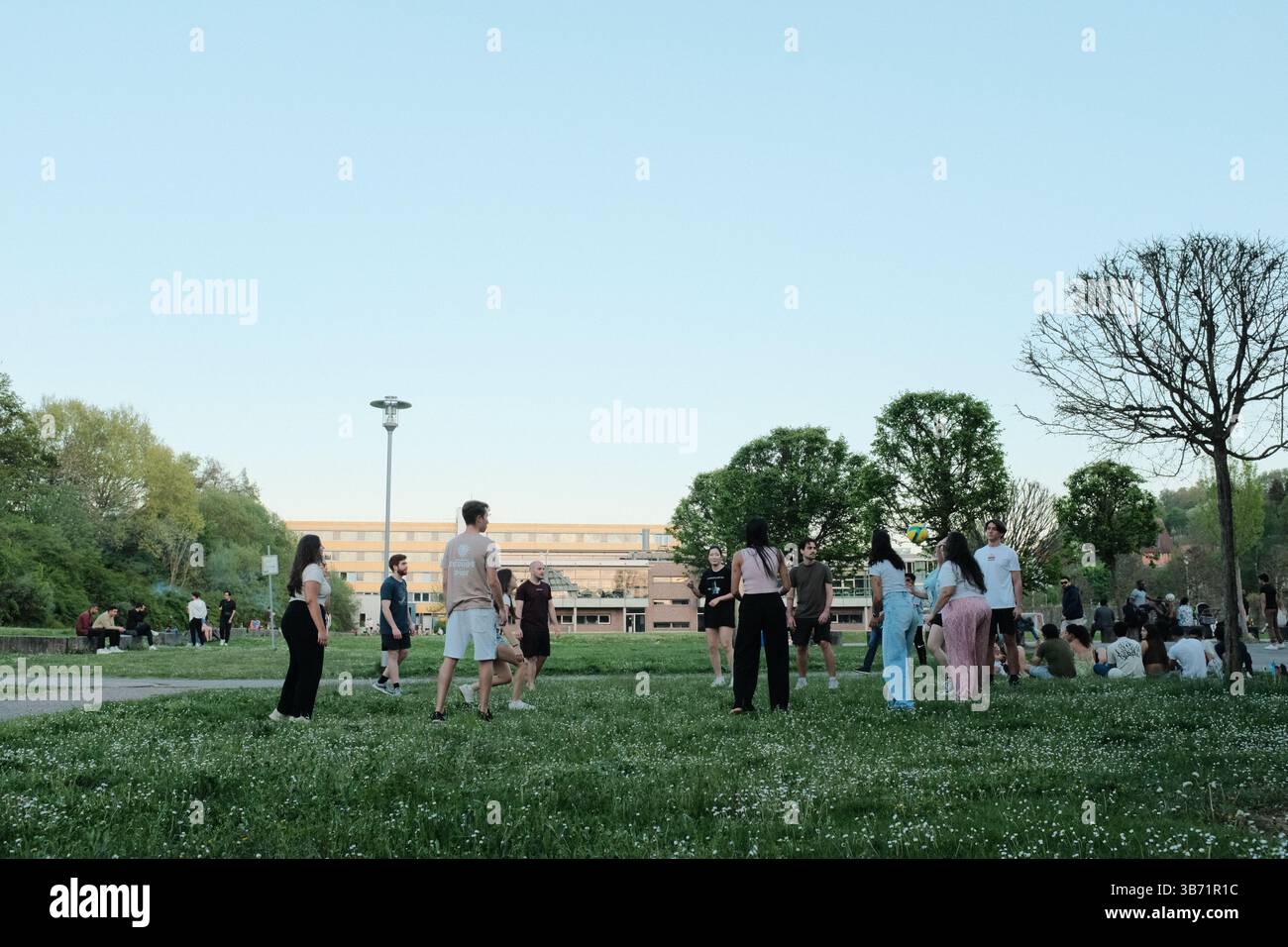 persone che giocano e si rilassano nel parco verde pubblico sotto il cielo limpido nelle giornate di sole in primavera. Foto di alta qualità Foto Stock