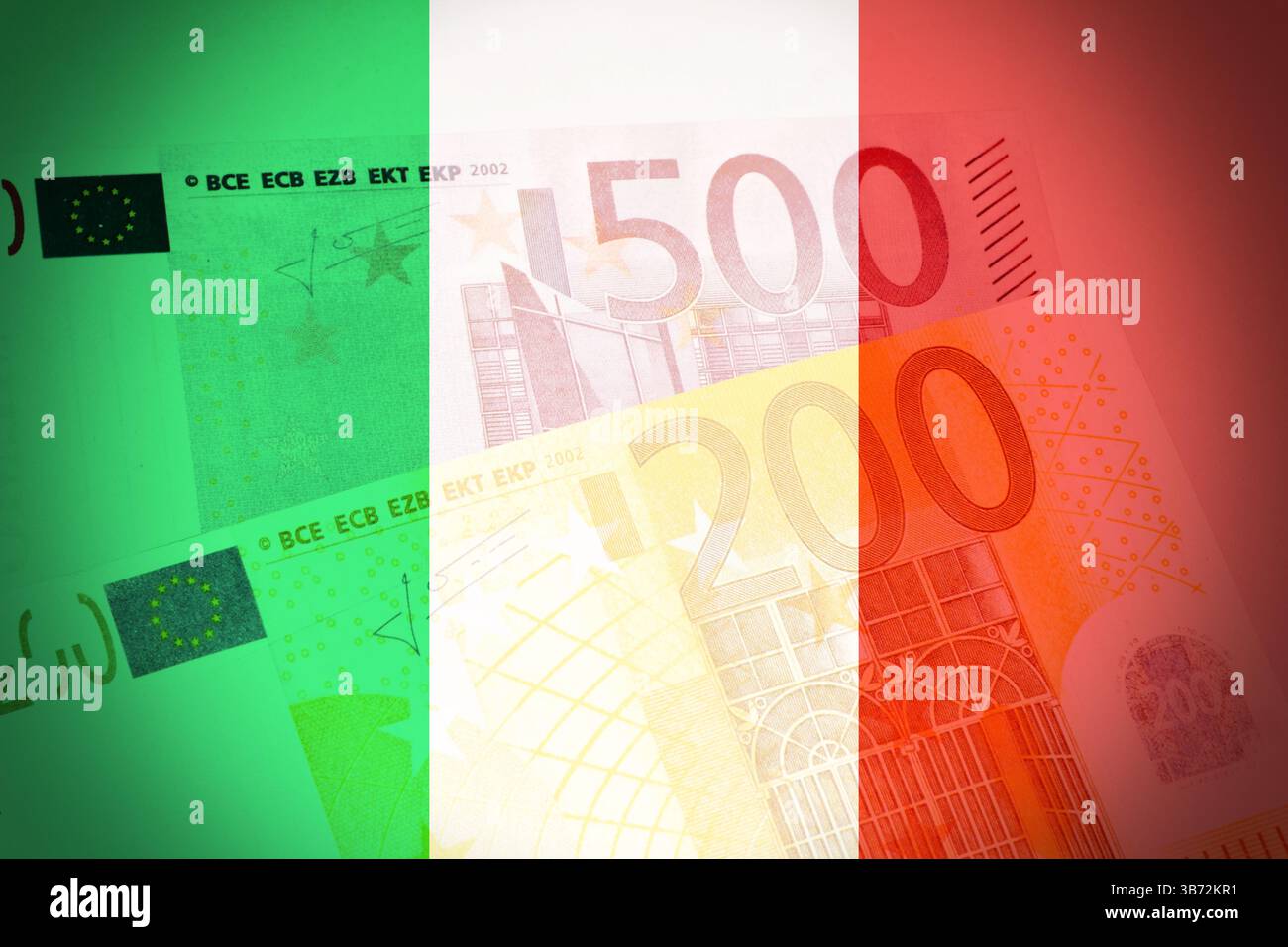 Le monete in euro impilate l'una sull'altra in posizioni diverse davanti alla bandiera italiana. Concetto di economia e affari finanziari. Foto Stock