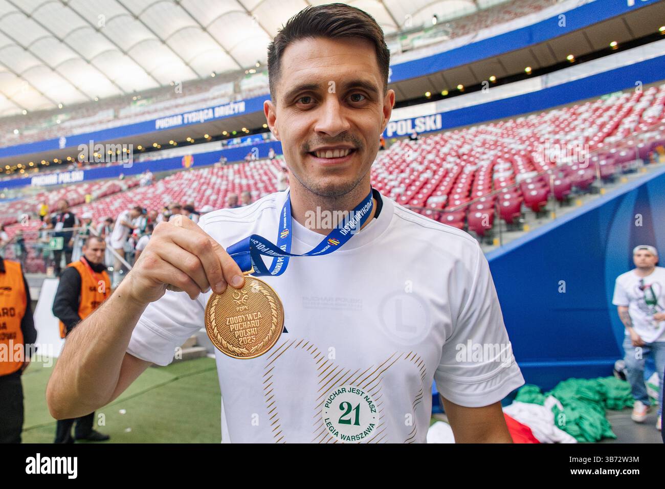 Varsavia, Polonia. 2 maggio 2025. Bartosz Kapustka di Legia posa per una foto con medaglia d'oro durante la cerimonia dopo la finale di Coppa di Polonia 2025 partita tra Pogon Szczecin e Legia Warszawa al PGE Narodowy Stadium. Punteggio finale; Pogon Szczecin 3:4 Legia Warszawa credito: SOPA Images Limited/Alamy Live News Foto Stock
