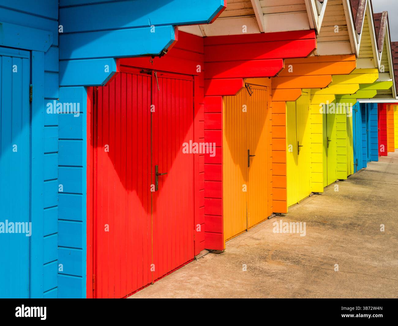 Colorate capanne sulla spiaggia a North Bay, Scarborough, North Yorkshire, Regno Unito Foto Stock
