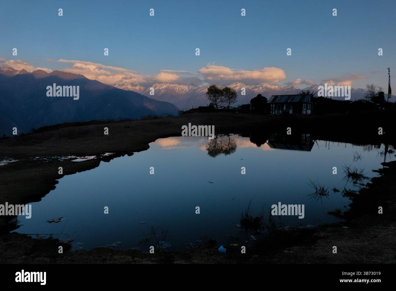 Riflessi montani dal Tamang Heritage Trail, Nagthali, Nepal Foto Stock