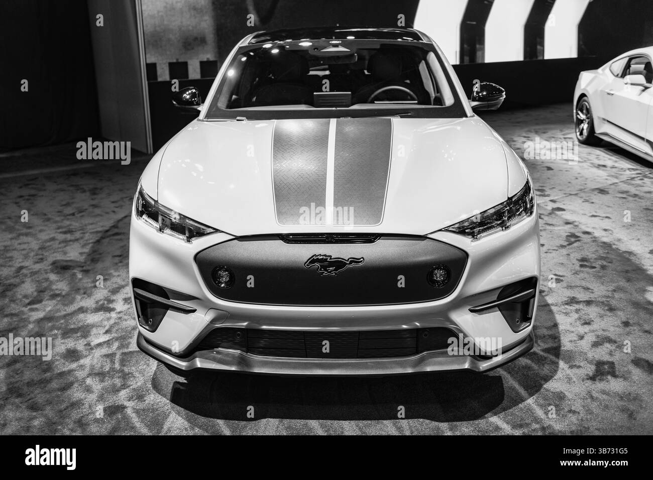 New York City, USA - 27 marzo 2024: Auto elettrica SUV Ford Mustang Mach-e al New York International Auto Show, vista frontale Foto Stock