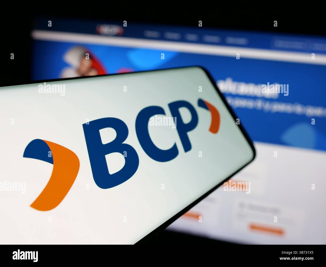 Germania. 7 aprile 2025. In questa immagine, uno smartphone con il logo del Banco de credito de Bolivia S.A. (BCP) è visibile sullo schermo davanti al sito web. (Immagine di credito: © Timon Schneider/SOPA Images via ZUMA Press Wire) SOLO PER USO EDITORIALE! Non per USO commerciale! Foto Stock