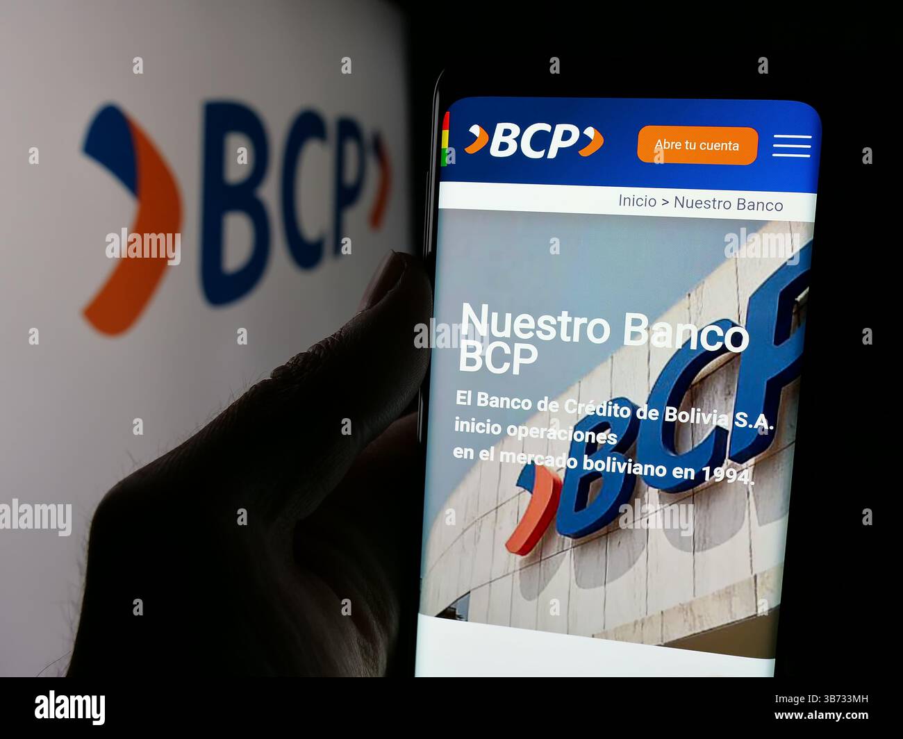 Germania. 7 aprile 2025. In questa illustrazione fotografica, una persona tiene in mano un cellulare con la pagina web del Banco de credito de Bolivia S.A. (BCP) sullo schermo davanti al logo. (Foto di Timon Schneider/SOPA Images/Sipa USA) *** esclusivamente per notizie editoriali **** credito: SIPA USA/Alamy Live News Foto Stock