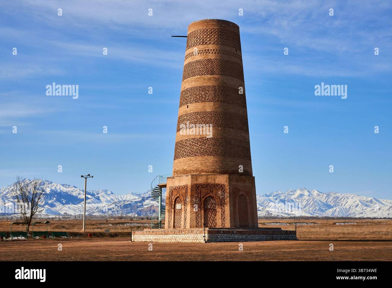 Burana Tower, minareto del IX-XI secolo dello stato del Karakhanide. Luogo turistico, punto di riferimento per i viaggi in Kirghizistan. Rovine dell'insediamento di Buranin, l'antica città di Balasagun Foto Stock