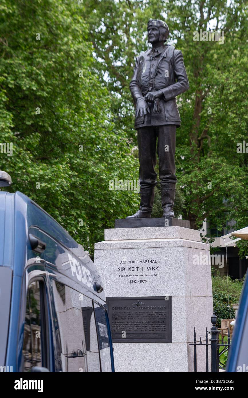 Westminster, Londra, Regno Unito. 5 maggio 2025. A Londra si stanno svolgendo eventi per segnare la fine della guerra in Europa. Il personale militare e altri partecipanti devono riunirsi in Parliament Square prima di sfilare oltre il Cenotaph a Whitehall e lungo il Mall verso Buckingham Palace, seguito da un sorvolo della RAF. Sono in corso dei preparativi, compresa la sicurezza. I furgoni della polizia, accanto alla statua di Sir Keith Park Foto Stock
