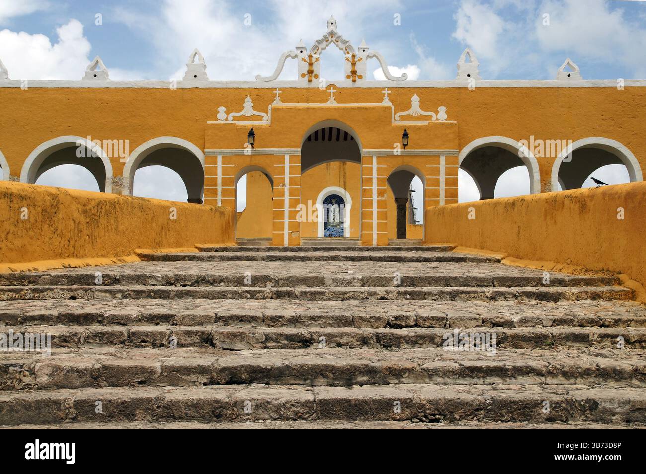 Messico. Stato dello Yucatan. Izamal. Monastero di sant'Antonio da Padova. Ingresso al 16° c. Stile coloniale spagnolo. Foto Stock
