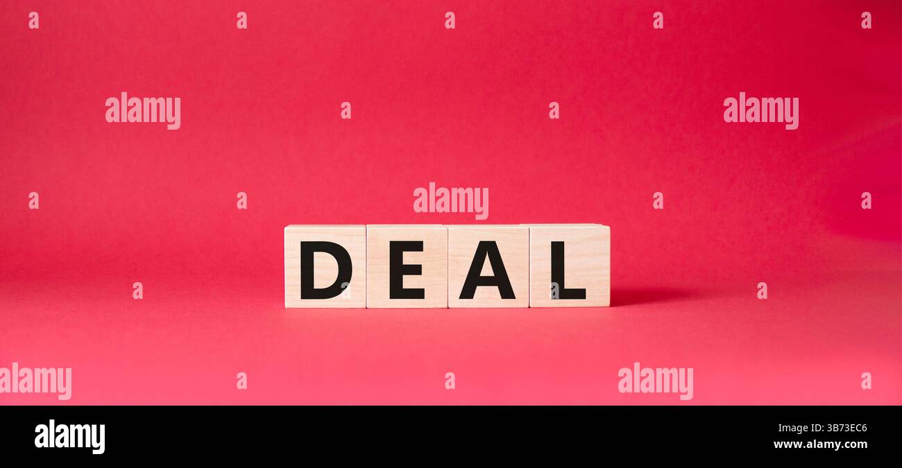 Simbolo dell'accordo. Concept Word deal su cubi di legno. Bellissimo sfondo rosso. Concetto di affari e affari. Copia spazio. Foto Stock