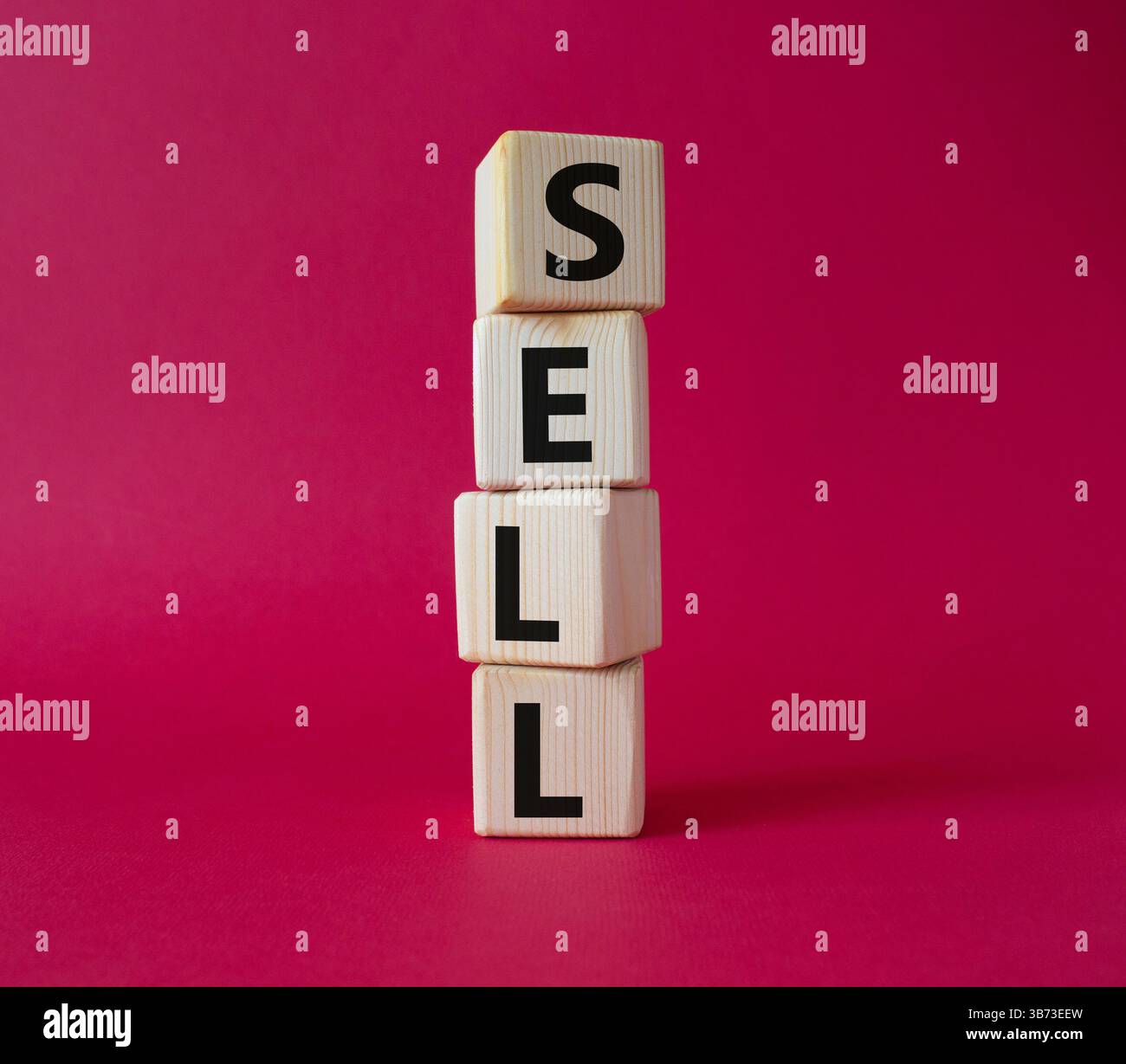 Simbolo di vendita. Concept Word sell su cubi di legno. Bellissimo sfondo rosso. Concetto di business e vendita. Copia spazio. Foto Stock