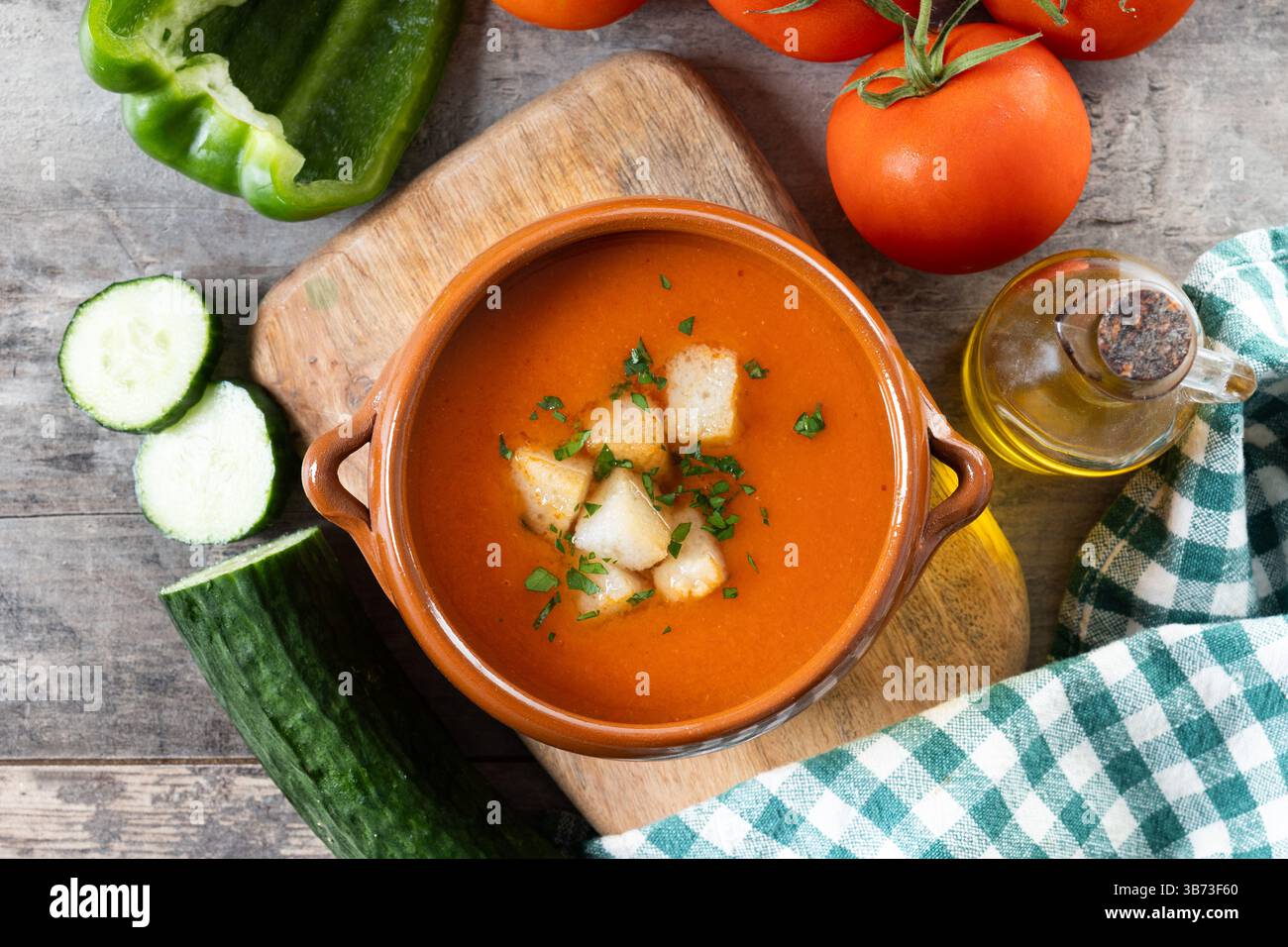 Tradizionale zuppa spagnola di gazpacho in ciotola su un tavolo di legno Foto Stock