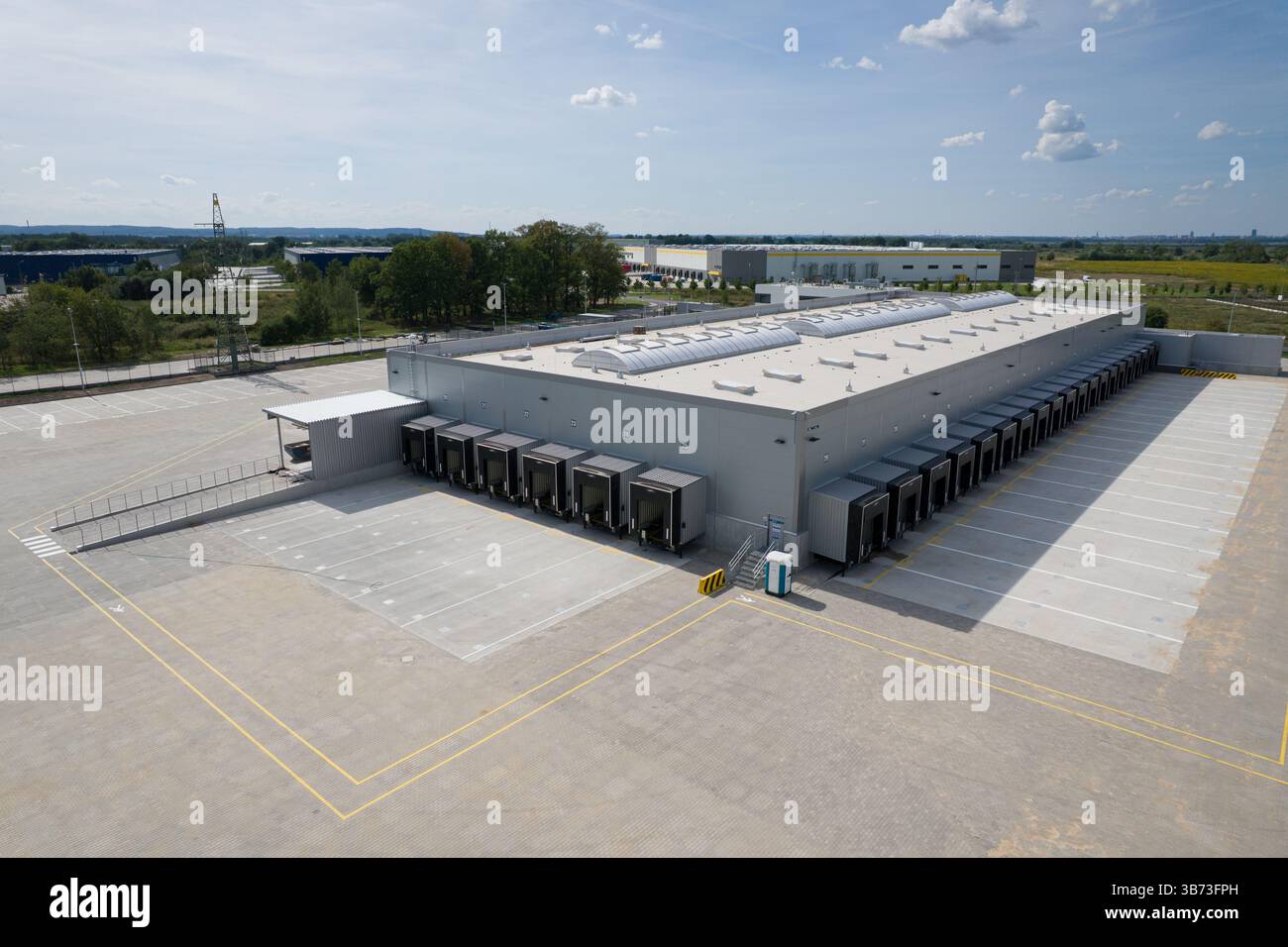 Centro di distribuzione con banchine di carico: Logistica e supply chain. Foto Stock