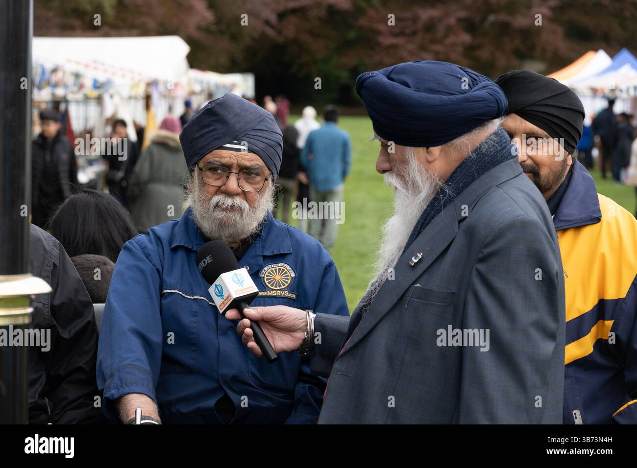Pilota di motori di trazione in scala intervistato al Vaisakhi Sports Festival, Coventry, Regno Unito Foto Stock