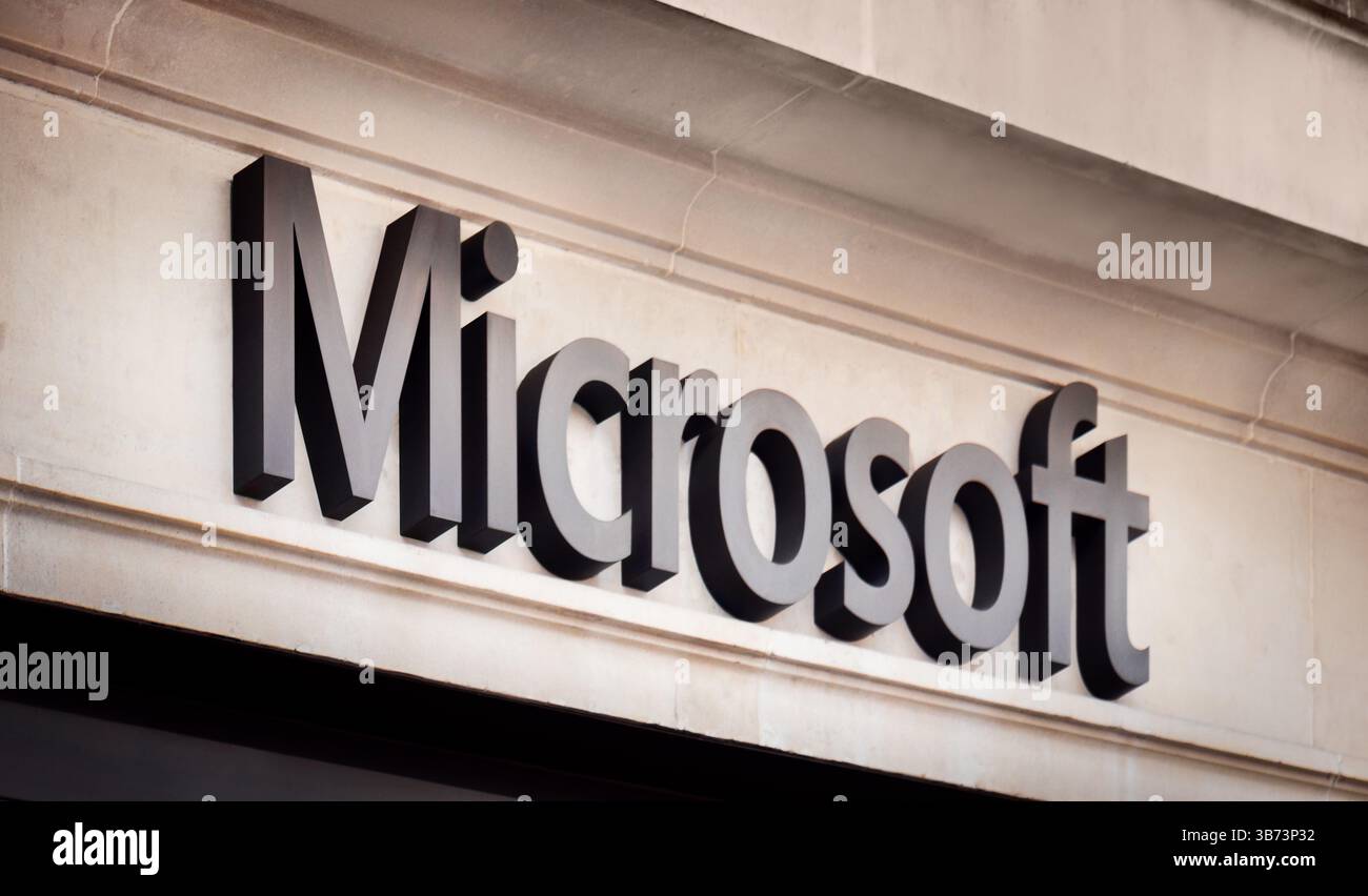 Logo Microsoft su Microsoft Experience Centre. Microsoft Corporation, gigante tecnologico globale, è una società americana fondata da Bill Gates. Foto Stock