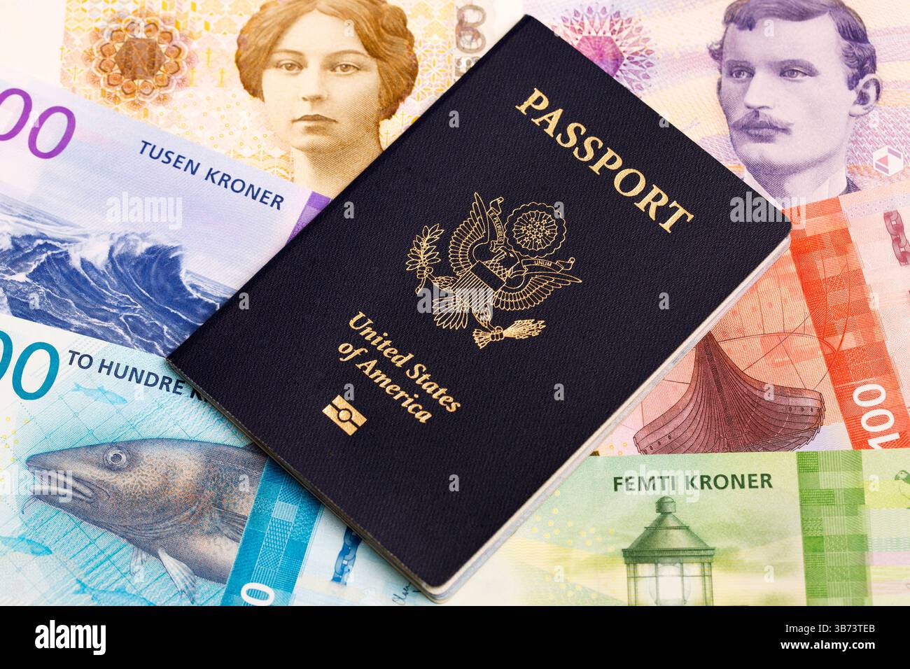 Passaporto americano con soldi norvegesi - Corona Foto Stock