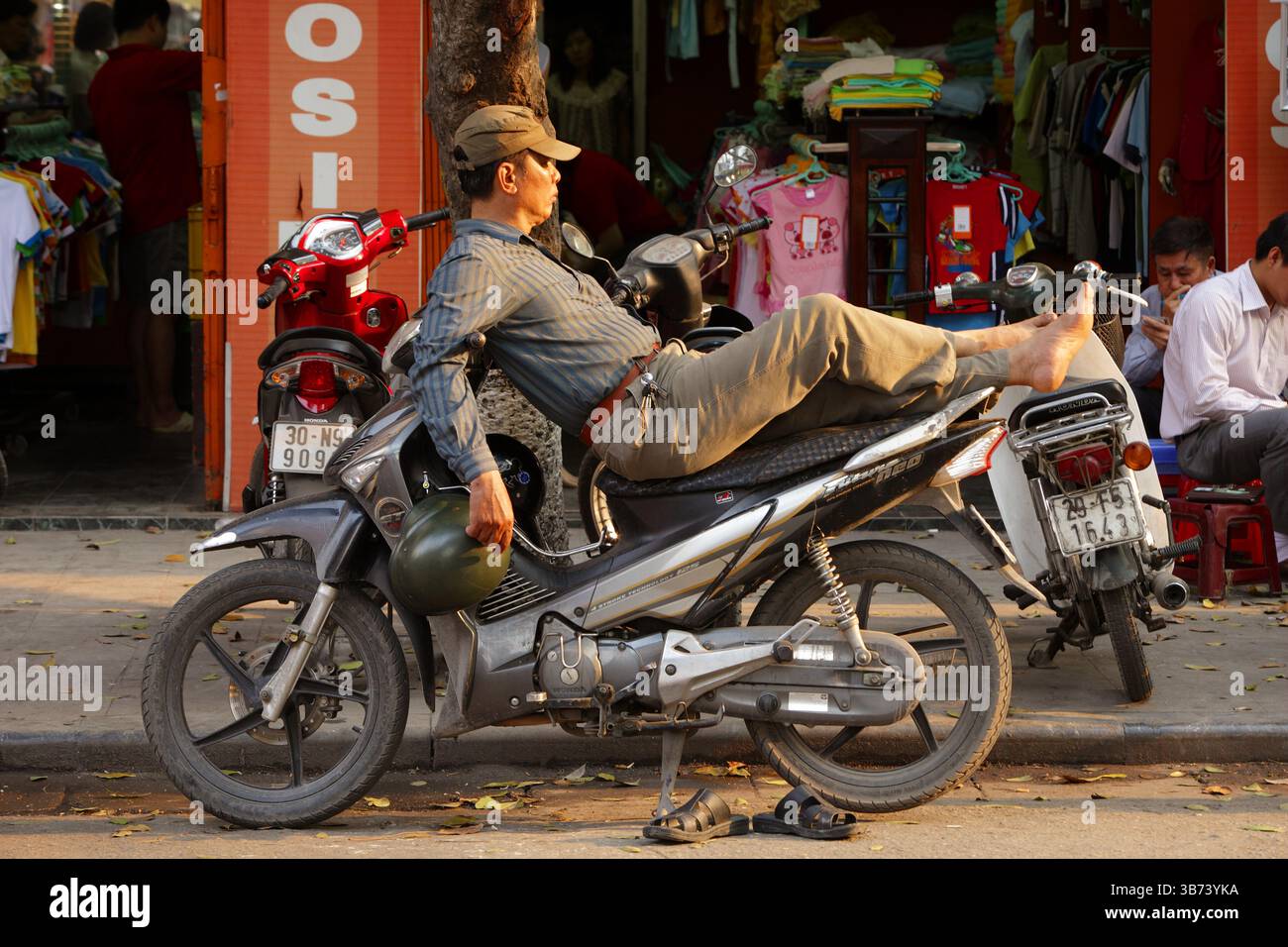 Atmosfera nelle strade di HanoiMotorcycles Foto Stock