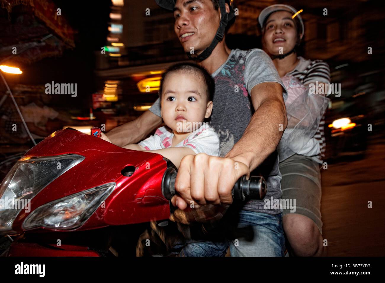 Atmosfera nelle strade di HanoiMotorcycles Foto Stock