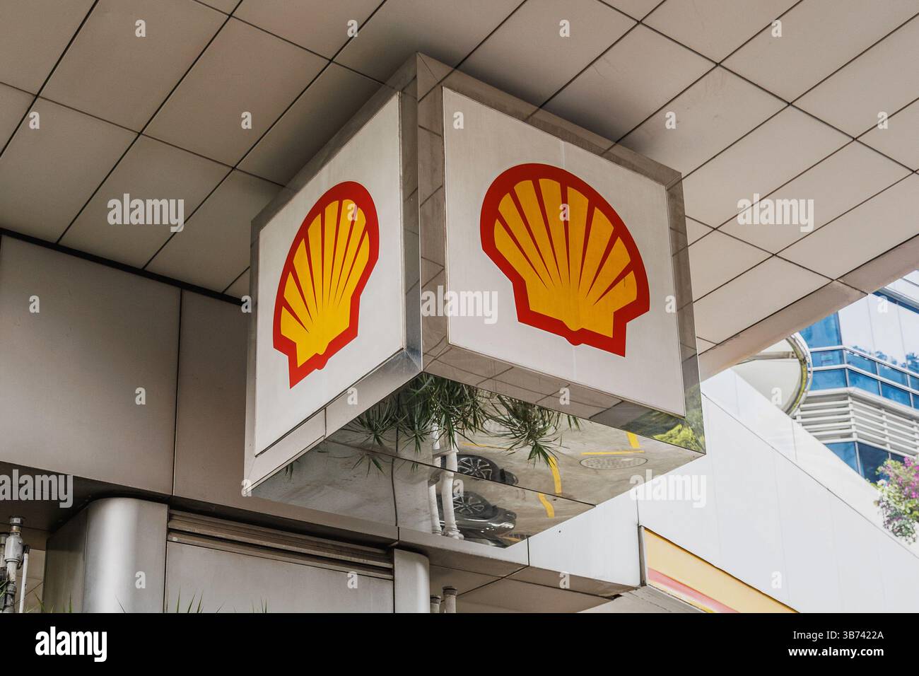 Un logo della stazione Shell, una delle più grandi aziende energetiche del mondo, è visibile a Hong Kong. Secondo quanto riferito, la Shell sta valutando i meriti di una potenziale acquisizione della rivale BP, a seguito di un forte calo del valore di mercato di BP. Sebbene non sia stata fatta alcuna offerta formale, la mossa, se perseguita, potrebbe rimodellare il panorama energetico globale e affrontare un intenso controllo normativo. Foto Stock
