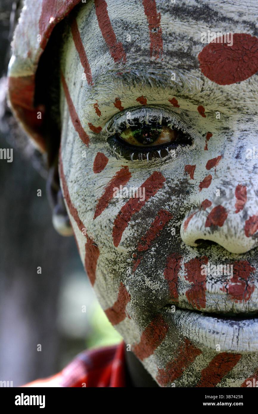 Kikuyu Tribesman con la faccia dipinta - Thompson Falls Foto Stock