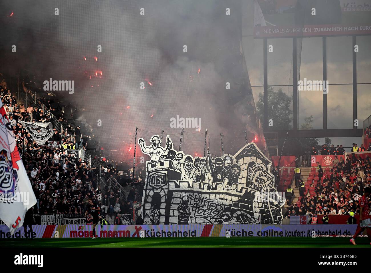 Mainz, Germania. 4 maggio 2025. Fussball 1. Bundesliga 32. Spieltag 1. FSV Mainz 05 - Eintracht Frankfurt am 04.05.2025 in der Mewa Arena di Magonza coreografie der Frankfurter fan le normative DFL vietano qualsiasi uso di fotografie come sequenze di immagini e/o quasi-video. Foto: Revierfoto credito: ddp media GmbH/Alamy Live News Foto Stock