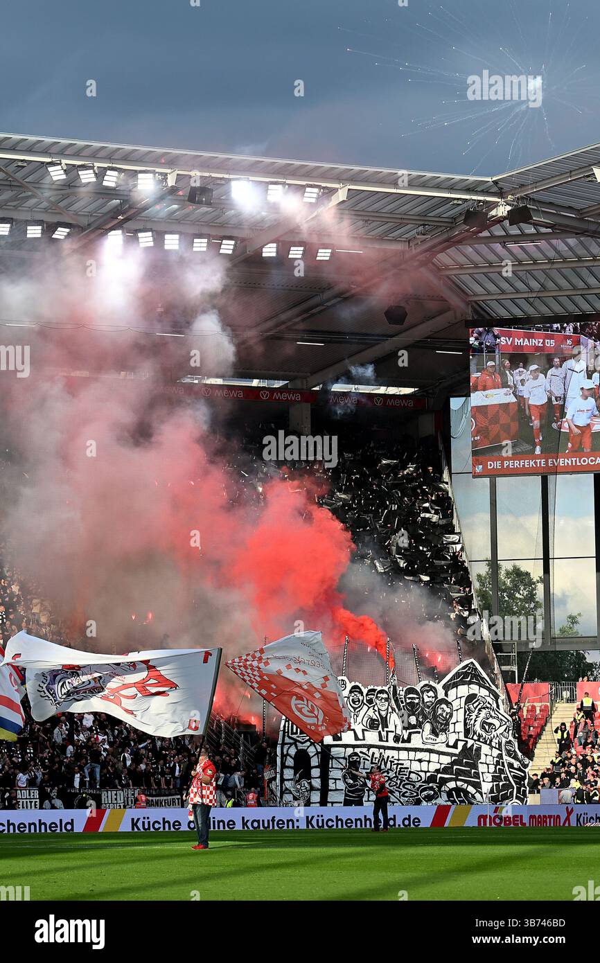 Mainz, Germania. 4 maggio 2025. Fussball 1. Bundesliga 32. Spieltag 1. FSV Mainz 05 - Eintracht Frankfurt am 04.05.2025 in der Mewa Arena di Magonza coreografie der Frankfurter fan le normative DFL vietano qualsiasi uso di fotografie come sequenze di immagini e/o quasi-video. Foto: Revierfoto credito: ddp media GmbH/Alamy Live News Foto Stock