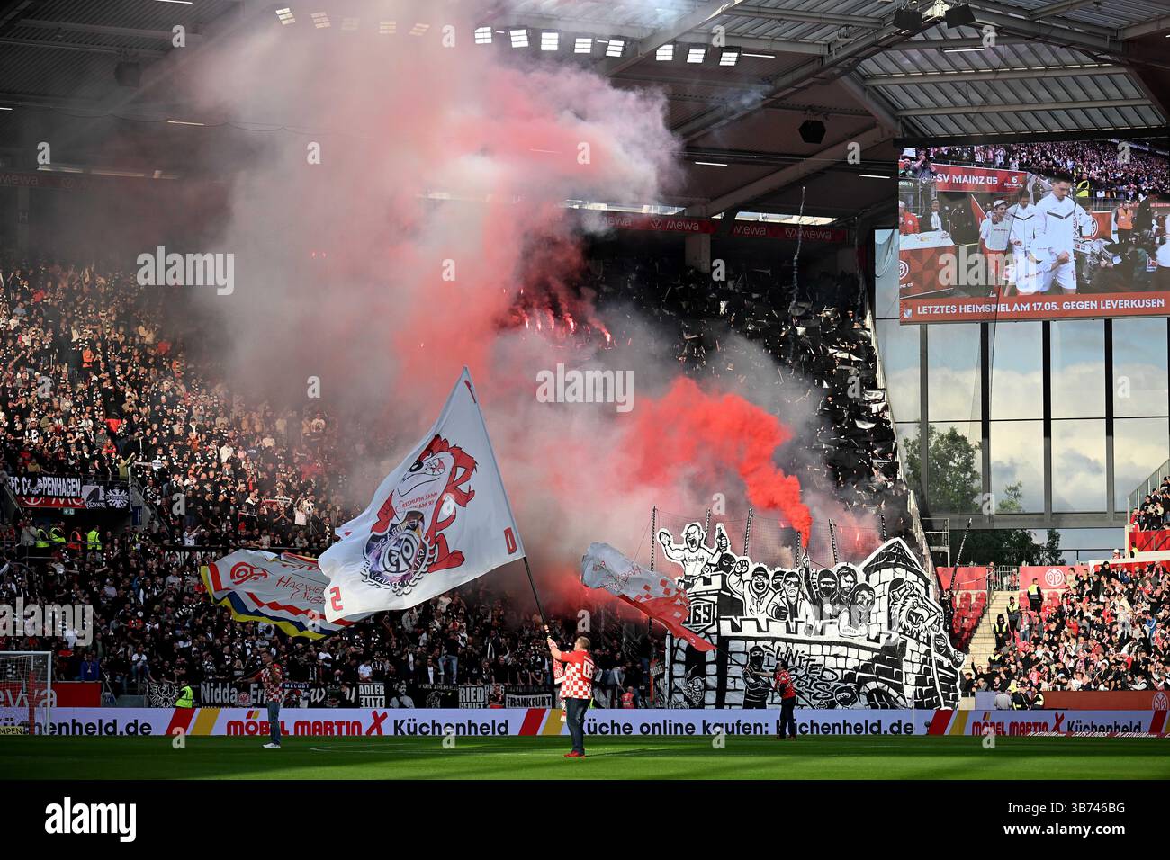 Mainz, Germania. 4 maggio 2025. Fussball 1. Bundesliga 32. Spieltag 1. FSV Mainz 05 - Eintracht Frankfurt am 04.05.2025 in der Mewa Arena di Magonza coreografie der Frankfurter fan le normative DFL vietano qualsiasi uso di fotografie come sequenze di immagini e/o quasi-video. Foto: Revierfoto credito: ddp media GmbH/Alamy Live News Foto Stock
