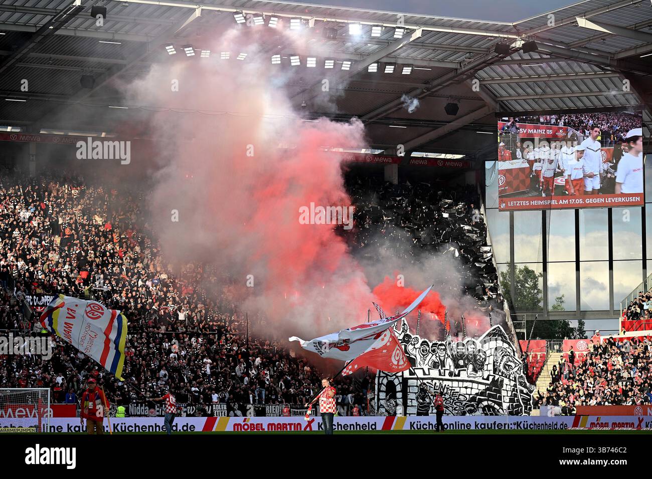 Mainz, Germania. 4 maggio 2025. Fussball 1. Bundesliga 32. Spieltag 1. FSV Mainz 05 - Eintracht Frankfurt am 04.05.2025 in der Mewa Arena di Magonza coreografie der Frankfurter fan le normative DFL vietano qualsiasi uso di fotografie come sequenze di immagini e/o quasi-video. Foto: Revierfoto credito: ddp media GmbH/Alamy Live News Foto Stock