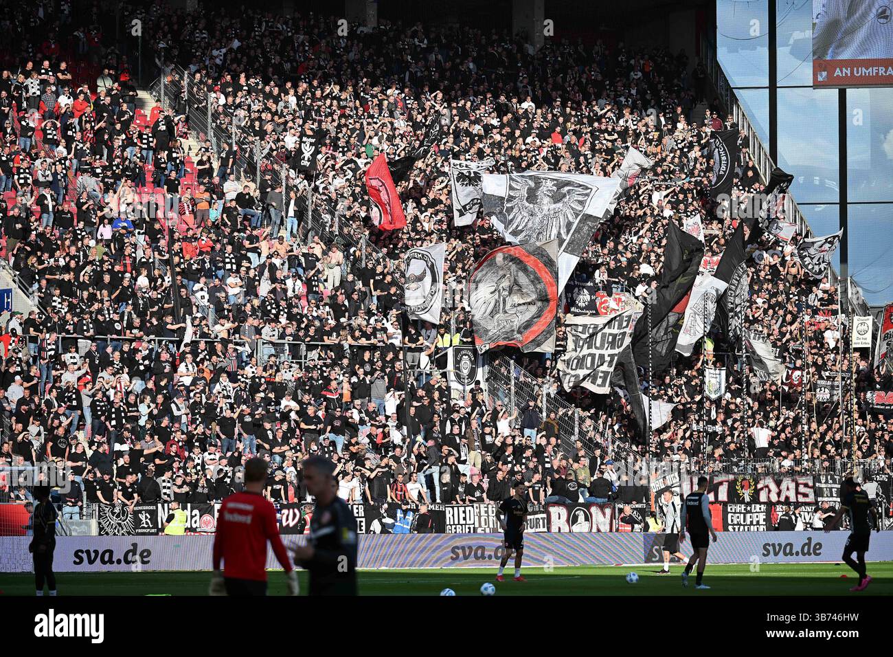 Mainz, Germania. 4 maggio 2025. Fussball 1. Bundesliga 32. Spieltag 1. FSV Mainz 05 - Eintracht Frankfurt am 04.05.2025 nella der Mewa Arena di Mainz le normative Frankfurter Fankurve/Gaesteblock DFL vietano qualsiasi uso di fotografie come sequenze di immagini e/o quasi-video. Foto: Revierfoto credito: ddp media GmbH/Alamy Live News Foto Stock