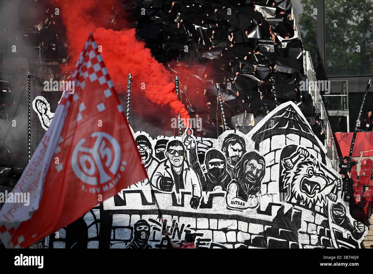 Mainz, Germania. 4 maggio 2025. Fussball 1. Bundesliga 32. Spieltag 1. FSV Mainz 05 - Eintracht Frankfurt am 04.05.2025 in der Mewa Arena di Magonza coreografie der Frankfurter fan le normative DFL vietano qualsiasi uso di fotografie come sequenze di immagini e/o quasi-video. Foto: Revierfoto credito: ddp media GmbH/Alamy Live News Foto Stock