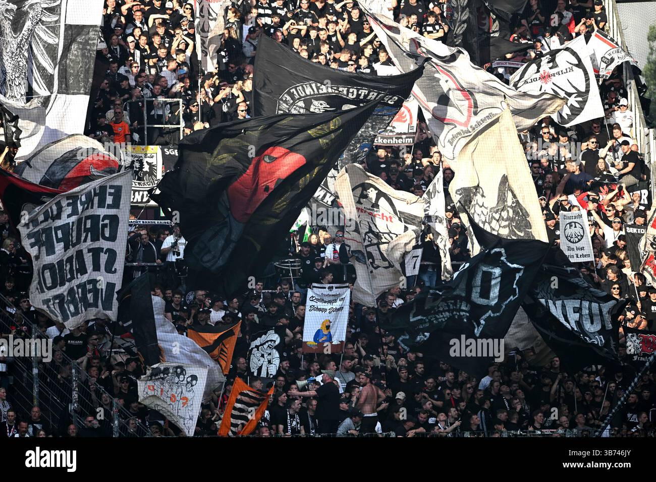 Mainz, Germania. 4 maggio 2025. Fussball 1. Bundesliga 32. Spieltag 1. FSV Mainz 05 - Eintracht Frankfurt am 04.05.2025 nella der Mewa Arena di Mainz le normative Frankfurter Fankurve/Gaesteblock DFL vietano qualsiasi uso di fotografie come sequenze di immagini e/o quasi-video. Foto: Revierfoto credito: ddp media GmbH/Alamy Live News Foto Stock