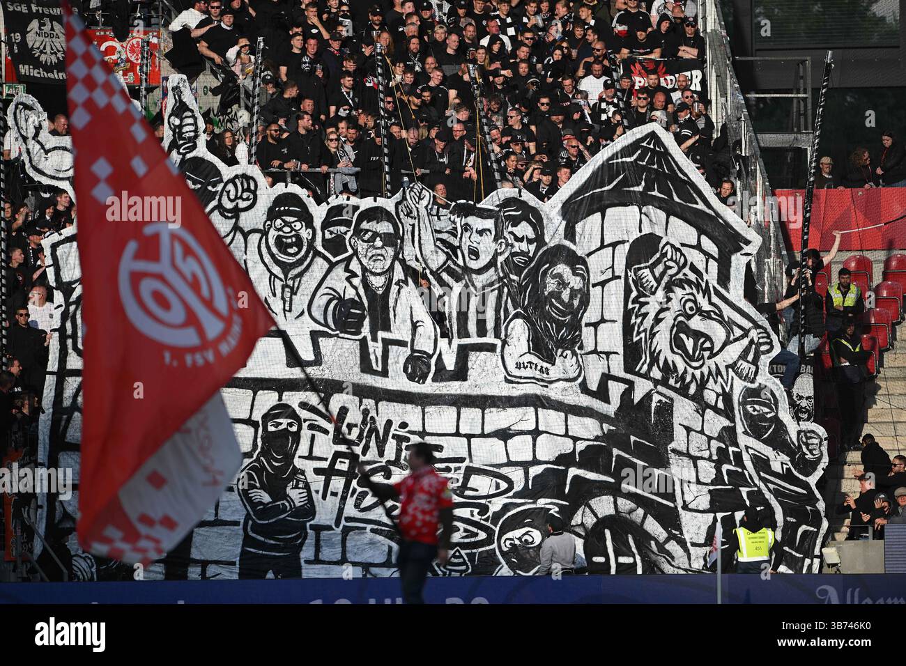 Mainz, Germania. 4 maggio 2025. Fussball 1. Bundesliga 32. Spieltag 1. FSV Mainz 05 - Eintracht Frankfurt am 04.05.2025 in der Mewa Arena di Magonza coreografie der Frankfurter fan le normative DFL vietano qualsiasi uso di fotografie come sequenze di immagini e/o quasi-video. Foto: Revierfoto credito: ddp media GmbH/Alamy Live News Foto Stock