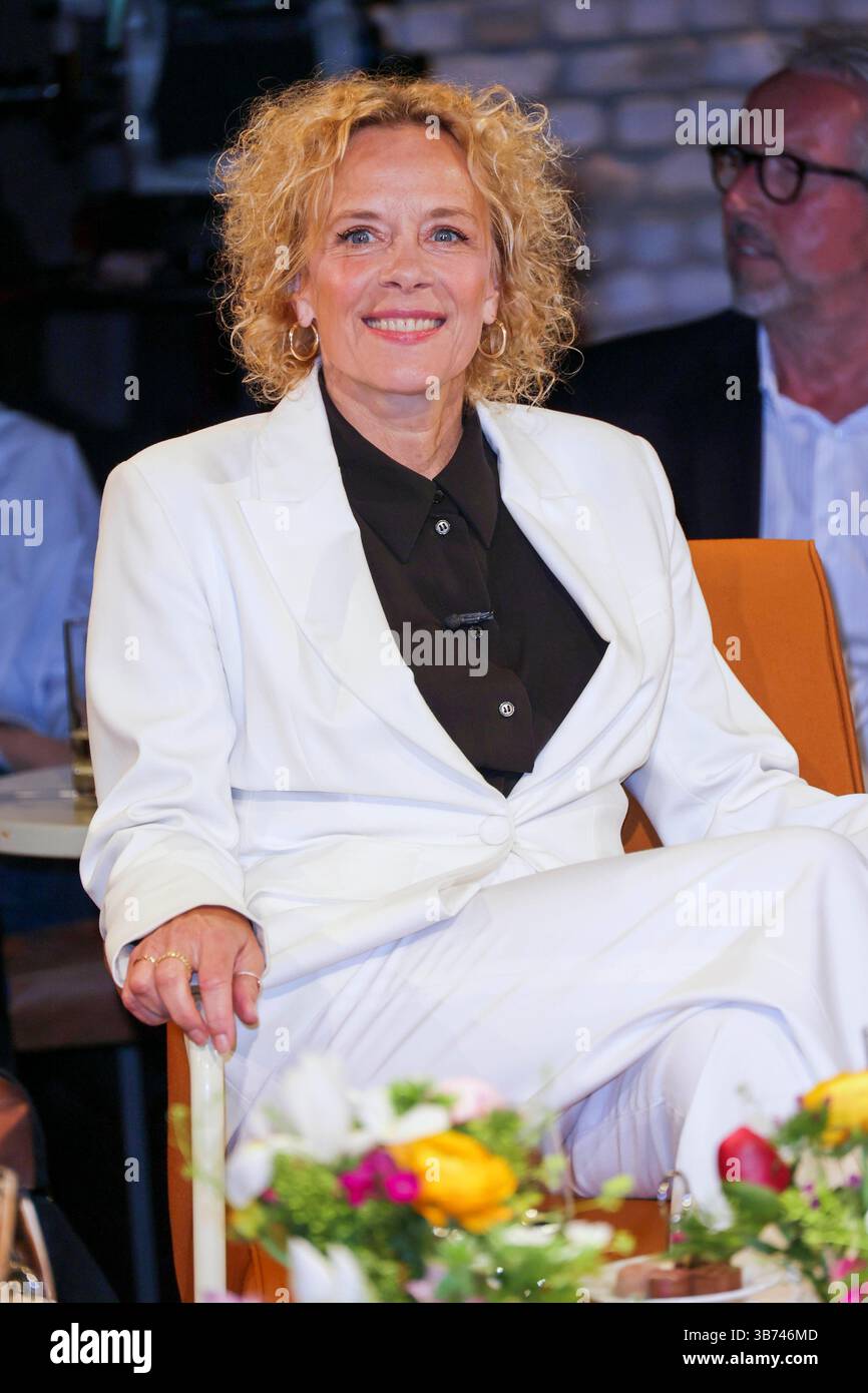 Katja Hannchen Leni Riemann deutsche Schauspielerin zu Gast in der Bremer Talkshow 3 nach 9 aus dem Studio von radio Bremen AM 25.04.2025 a Brema Brema Germania *** Katja Hannchen Leni Riemann attrice tedesca come ospite nel talk show di Brema 3 nach 9 dallo studio di radio Bremen il 25 04 2025 a Brema Germania Foto Stock