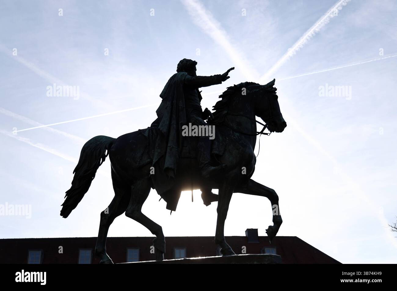 Weimar 30.04.2025, Weimar, Reiterstandbild Carl-August-Denkmal auf dem Platz der Demokratie *** Weimar 30 04 2025, Weimar, statua equestre Carl August Monument on the Platz der Demokratie Foto Stock