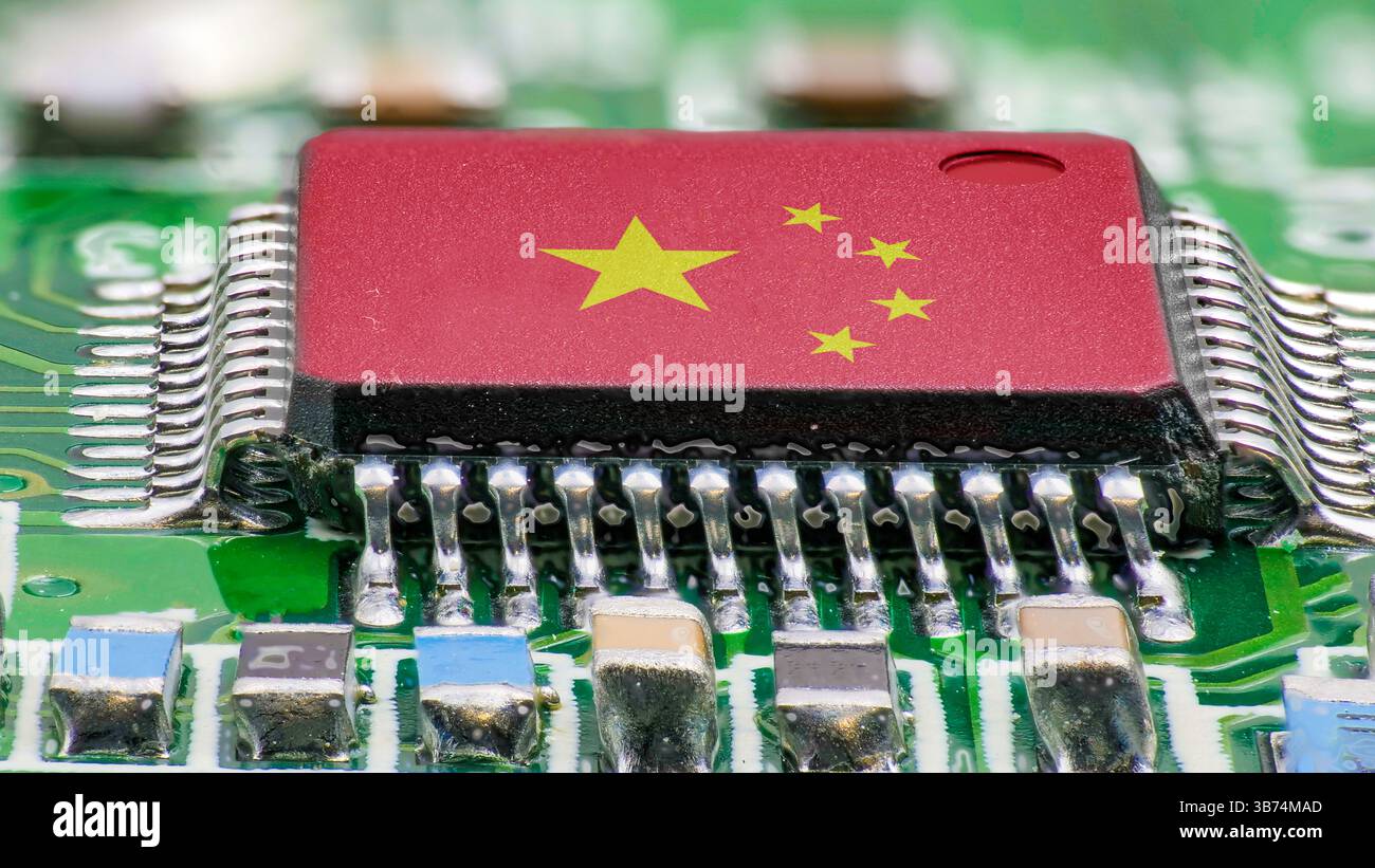 Vista ravvicinata di un microchip con la bandiera cinese stampata sulla sua superficie, circondato da componenti elettronici su una scheda a circuito stampato verde, reflec Foto Stock